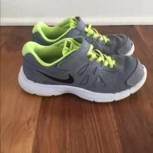 Nike Revolution 2 Youth 3
